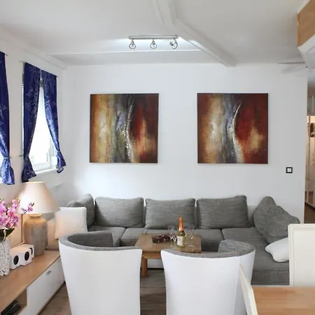 Prázdninový dům Grosses Ferienhaus In Mit Grill Daun